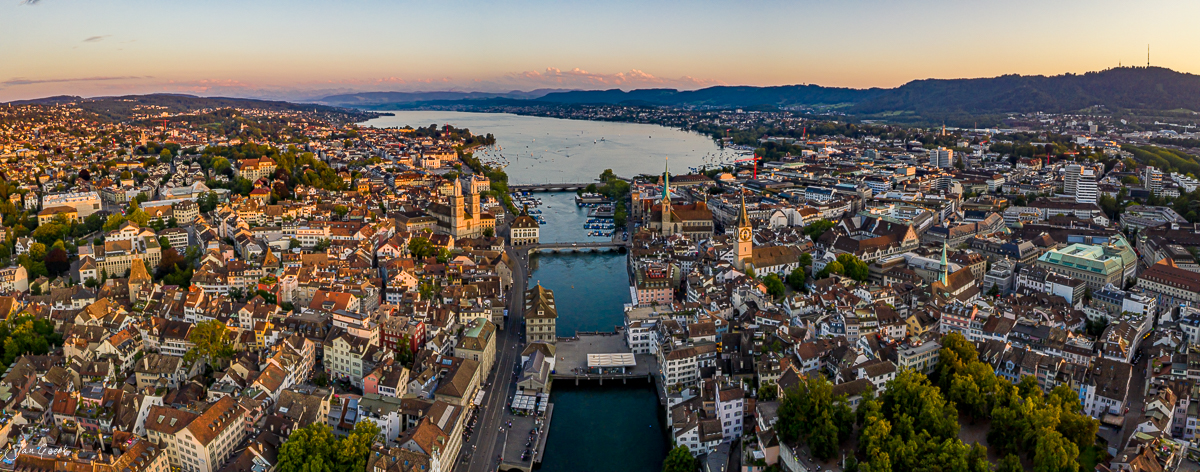 Luftaufnahme Zürich Altstadt mit Fraumünster und Grossmünster bei Sonnenuntergang, Schweiz – Jan Geerk Fotograf Basel