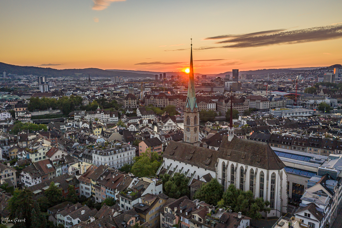 Luftaufnahme Zürich Altstadt mit Fraumünster Kirche bei Sonnenuntergang, Sommer, Schweiz – Jan Geerk Fotograf Basel