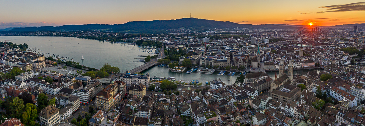 Luftaufnahme Zürich Altstadt mit Fraumünster und Grossmünster bei Sonnenuntergang Sommer Schweiz – Jan Geerk Fotograf Basel