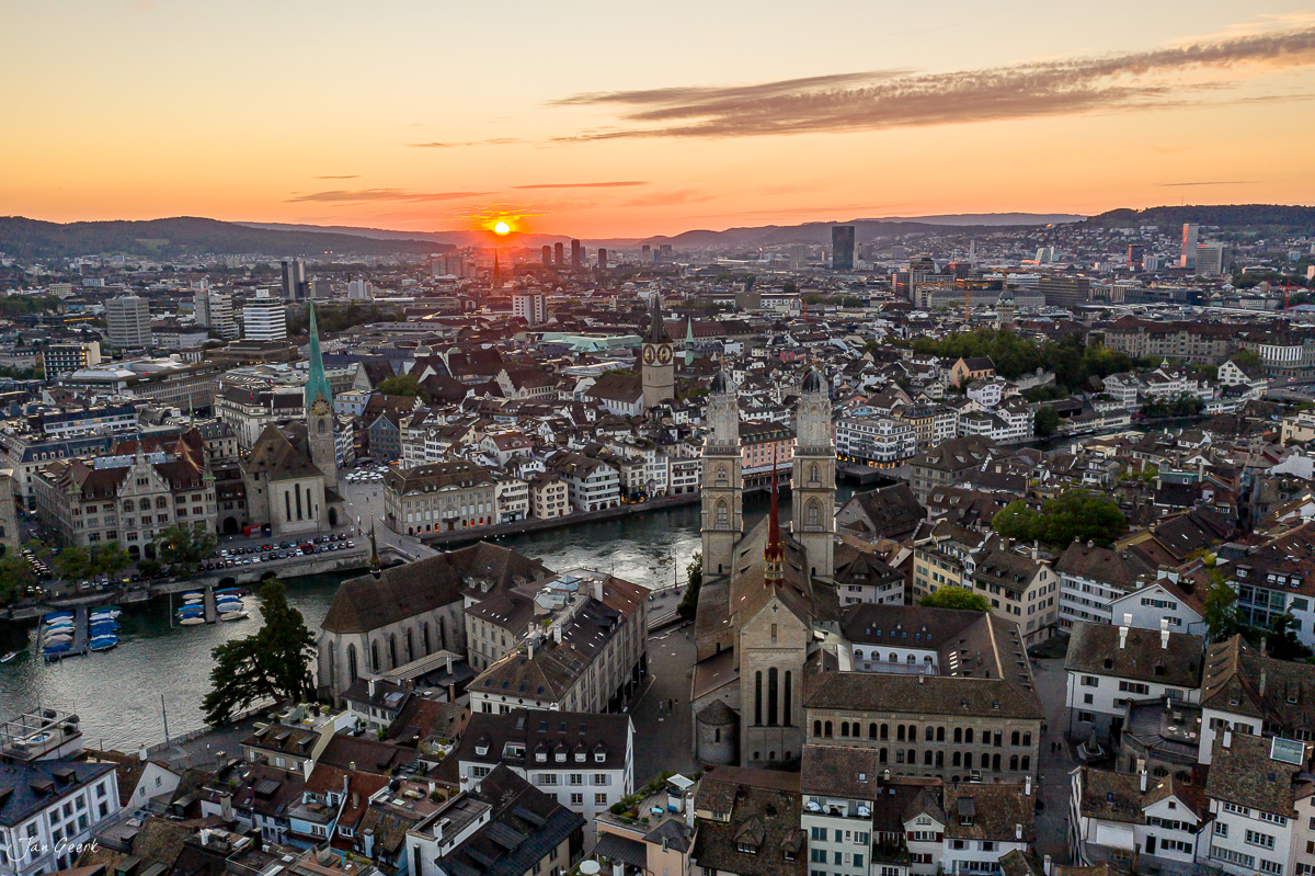 Zürich Altstadt mit Fraumünster und Grossmünster bei Sonnenuntergang, Limmat und See, Schweiz – Jan Geerk Fotograf Basel