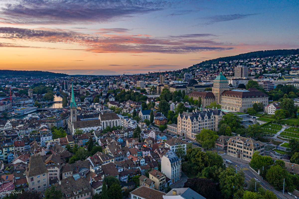 Zürich Altstadt Fraumünster Grossmünster bei Sonnenuntergang Luftaufnahme Schweiz Jan Geerk Fotograf Basel