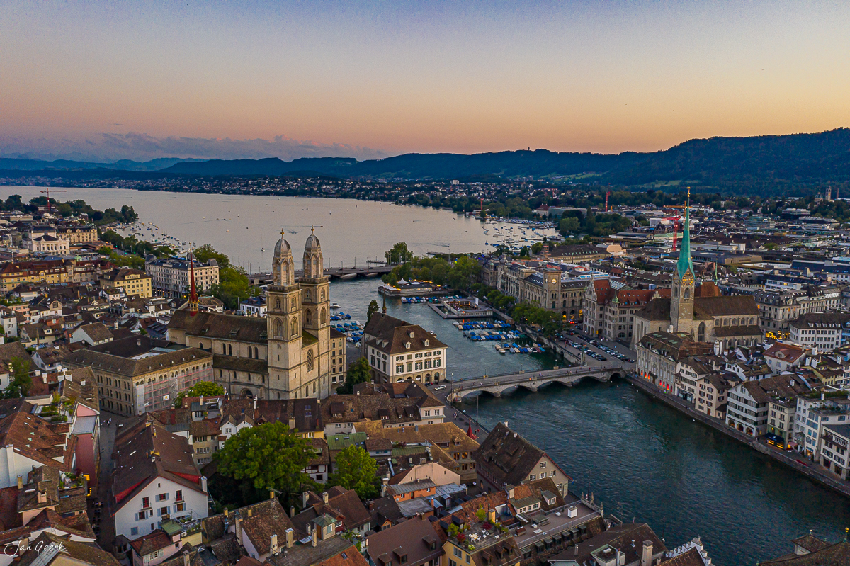 Luftaufnahme Altstadt Zürich bei Sonnenaufgang, Limmat und See, Schweiz – Jan Geerk Fotograf Basel