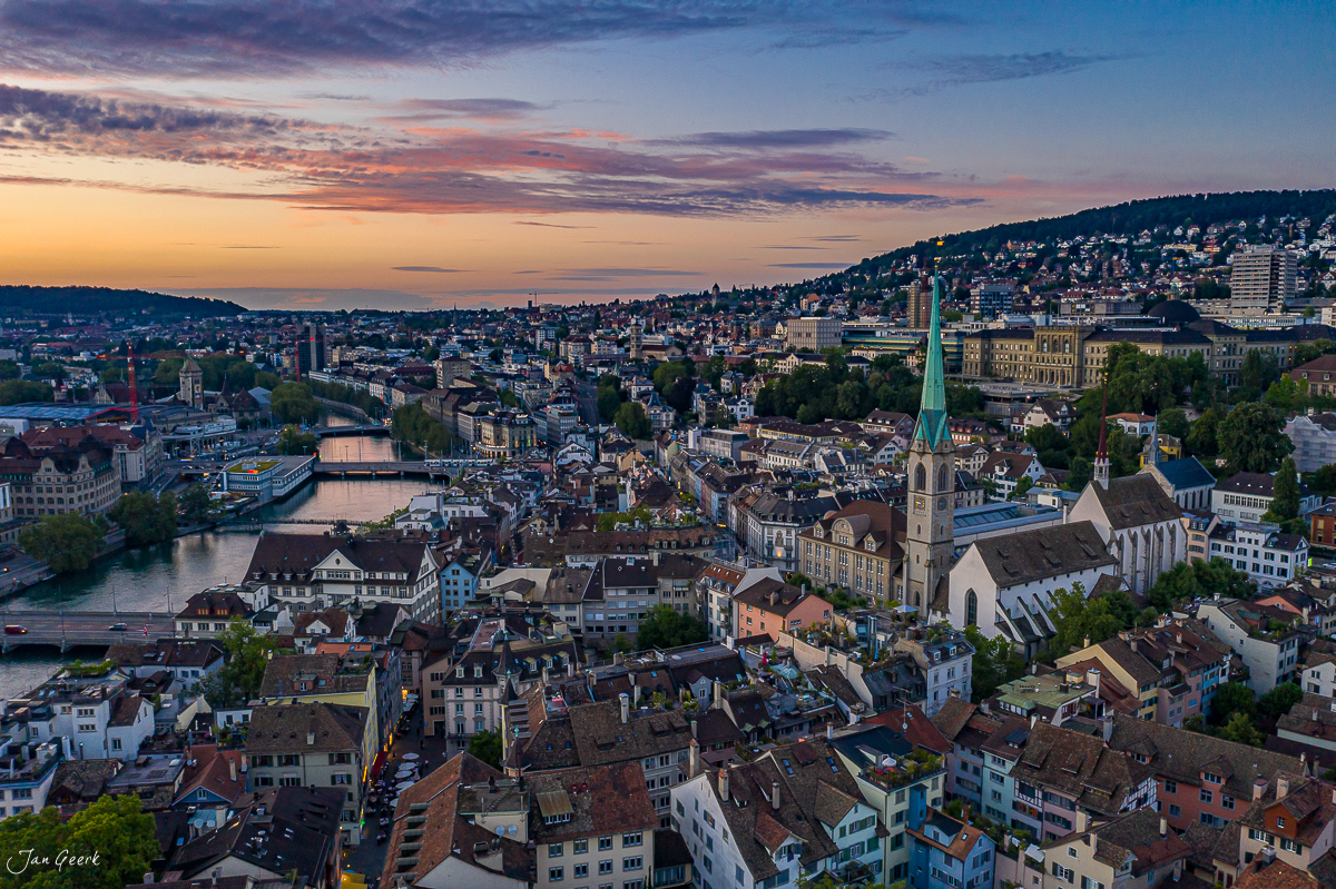 Luftaufnahme Zürich Altstadt mit Fraumünster und Grossmünster bei Sonnenuntergang Sommer Schweiz – Jan Geerk Fotograf Basel