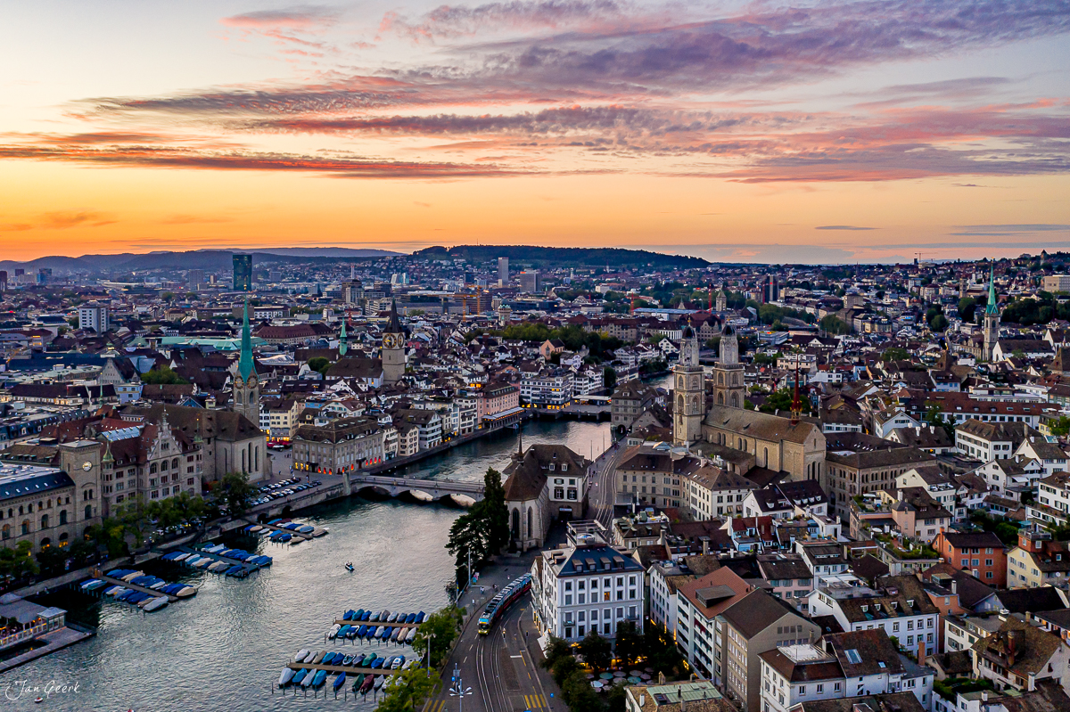 Luftaufnahme Zürich Altstadt mit Fraumünster und Grossmünster bei Sonnenuntergang Sommer Schweiz – Jan Geerk Fotograf Basel