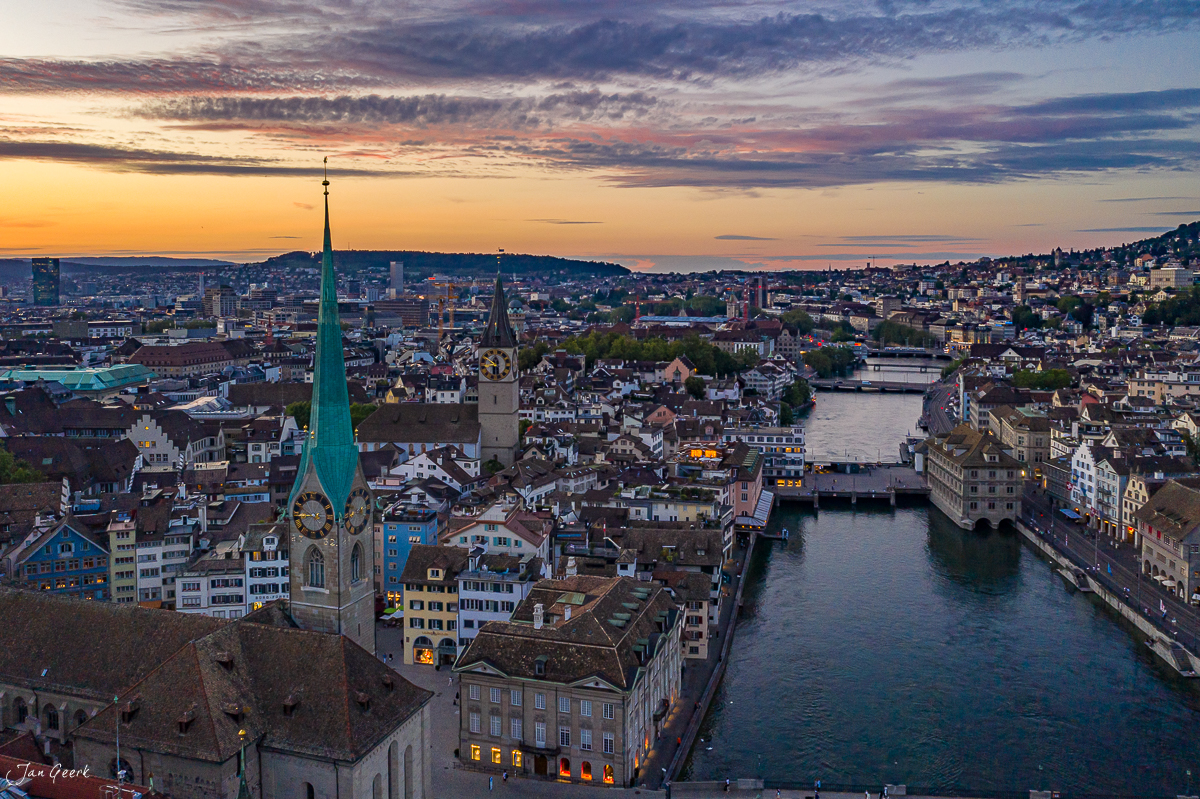 Luftaufnahme Zürich Altstadt mit Fraumünster bei Sonnenuntergang, Limmat und Dächer, Schweiz – Jan Geerk Fotograf Basel