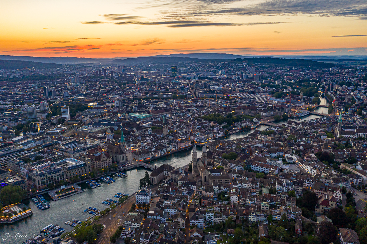 Luftaufnahme der Altstadt Zürich mit Fraumünster und Grossmünster bei Sonnenuntergang Schweiz Jan Geerk Fotograf Basel
