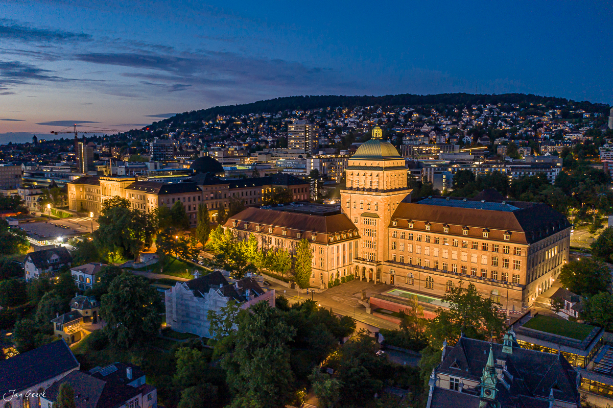Universität Zürich und Altstadt bei Blaue Stunde, Luftaufnahme Schweiz – Jan Geerk Fotograf Basel
