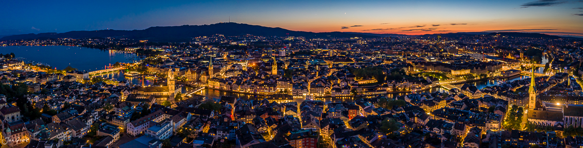 Zürich Altstadt bei Nacht mit Fraumünster und Grossmünster beleuchtete Kirchen Limmat See Schweiz Jan Geerk Fotograf Basel