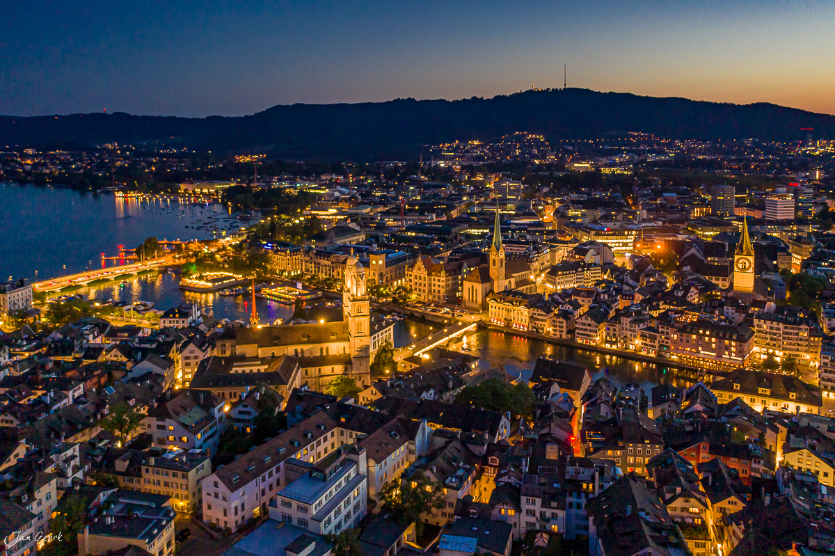 Zürich Altstadt mit Fraumünster und Grossmünster bei Nacht, beleuchtete Limmat und See, Sommer, Schweiz – Jan Geerk Fotograf Basel