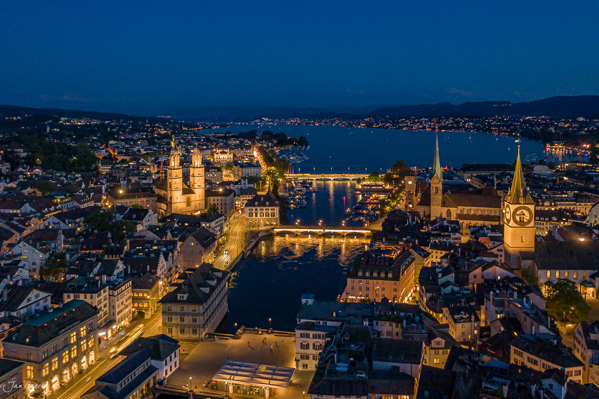 Zürich Altstadt bei Nacht mit Fraumünster und Grossmünster Kirchen beleuchtet Schweiz Jan Geerk Fotograf Basel