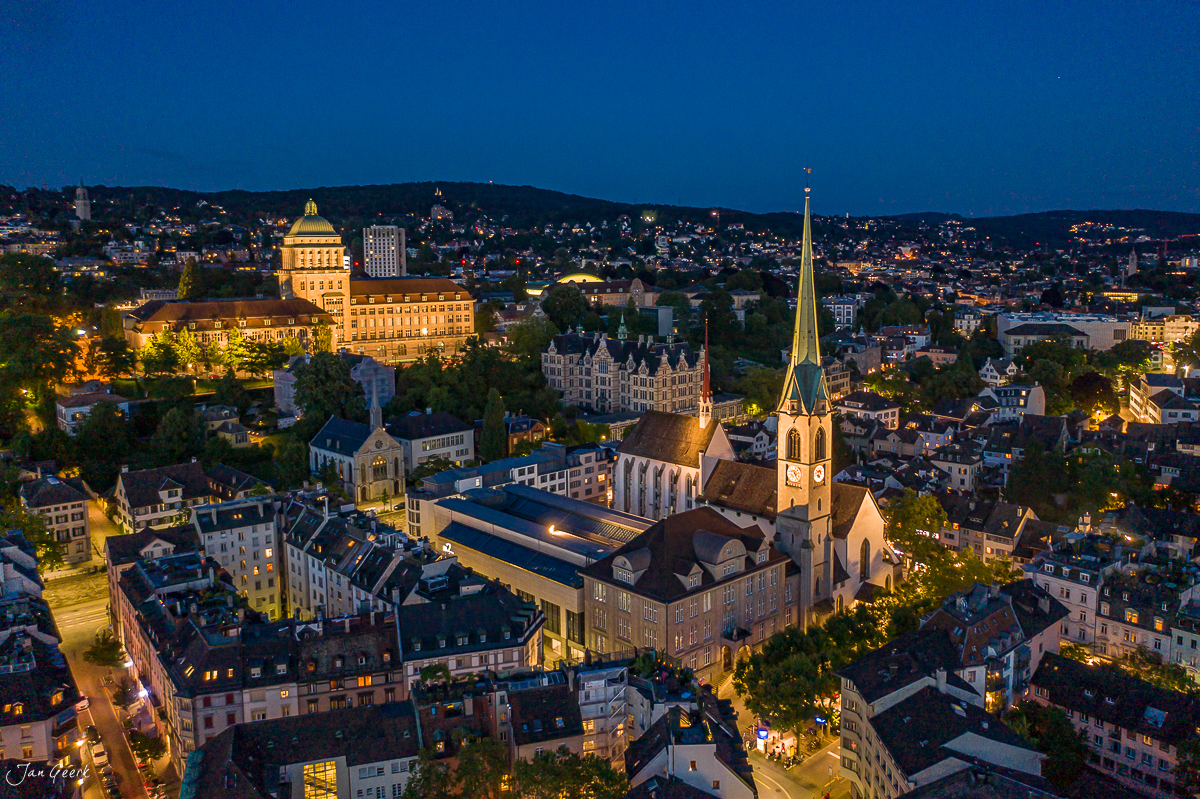 Altstadt Zürich mit Sankt Peter Kirche und ETH bei Nacht, beleuchtete Häuser, Luftaufnahme Schweiz – Jan Geerk Fotograf Basel