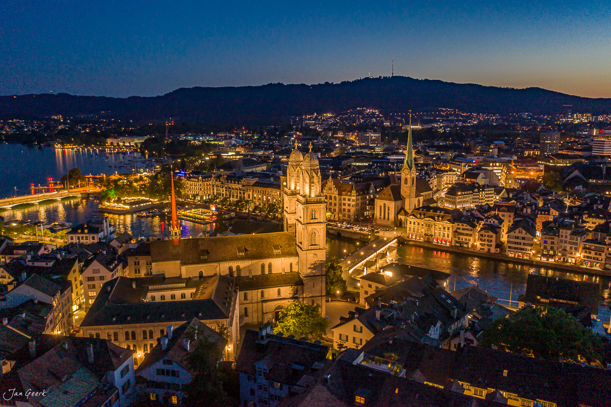 Zürich Altstadt mit Fraumünster und Grossmünster bei Nacht, beleuchtete Limmat und See, Sommerabend Schweiz – Jan Geerk Fotograf Basel