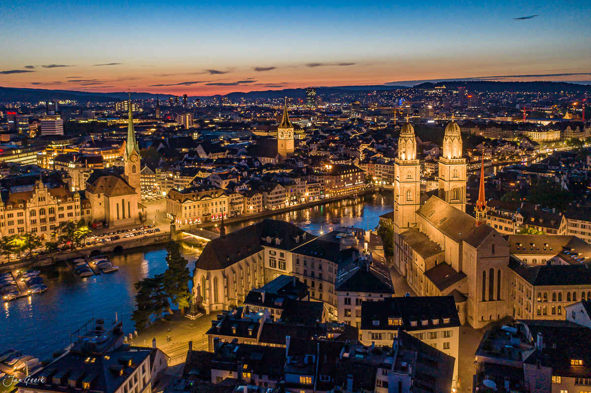 Zürich Altstadt mit Fraumünster und Grossmünster bei Dämmerung, Limmat fließt durch die Stadt, Schweiz – Jan Geerk Fotograf Basel