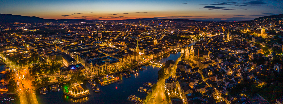 Zürich Altstadt Luftaufnahme zur Dämmerung mit beleuchteter Limmat und Fraumünster Grossmünster Schweiz Jan Geerk Fotograf Basel