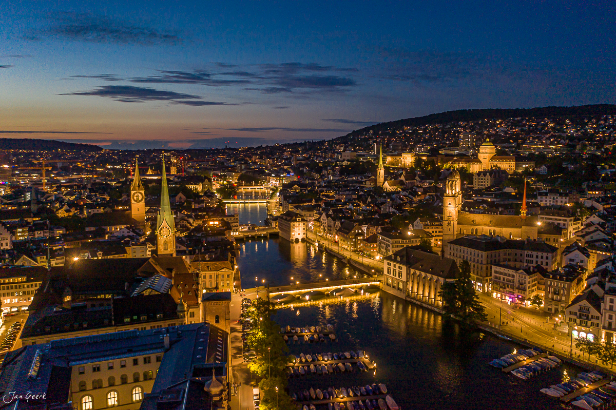 Zürich Altstadt mit Fraumünster und Grossmünster bei Nacht, beleuchtete Limmat, Sommerstimmung Schweiz – Jan Geerk Fotograf Basel