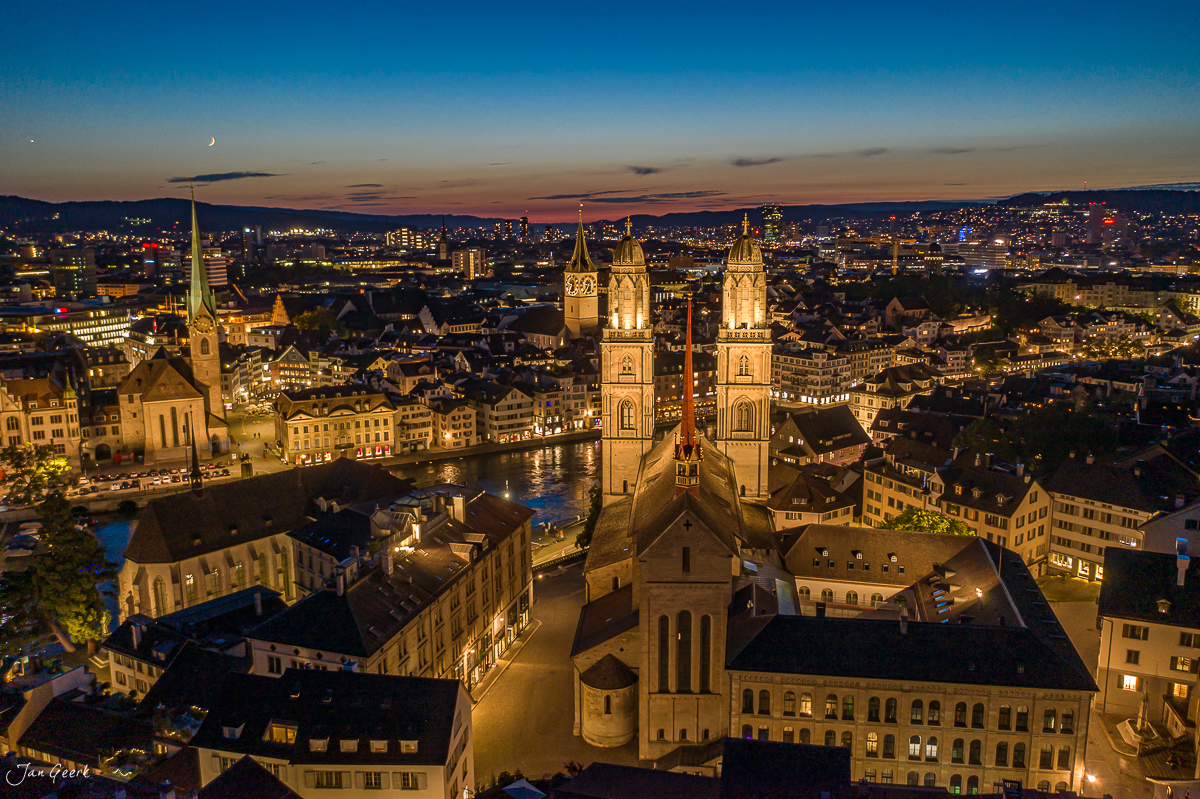 Altstadt Zürich und Grossmünster Zürich bei Dämmerung, beleuchtete Altstadt mit Limmat, Luftaufnahme Schweiz – Jan Geerk Fotograf Basel