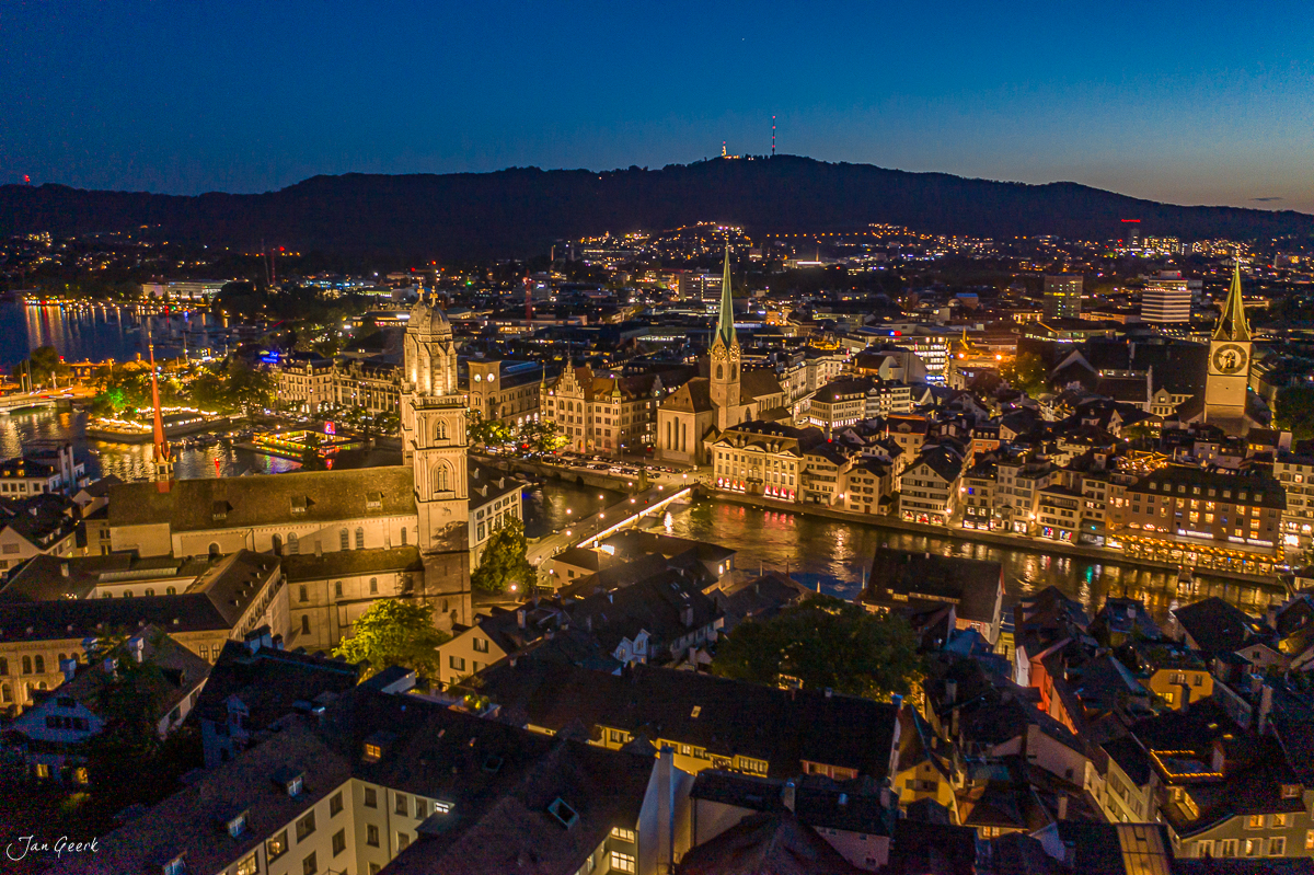 Zürich Altstadt mit Fraumünster und Grossmünster bei Nacht, Limmat und Uetliberg, Schweiz – Jan Geerk Fotograf Basel