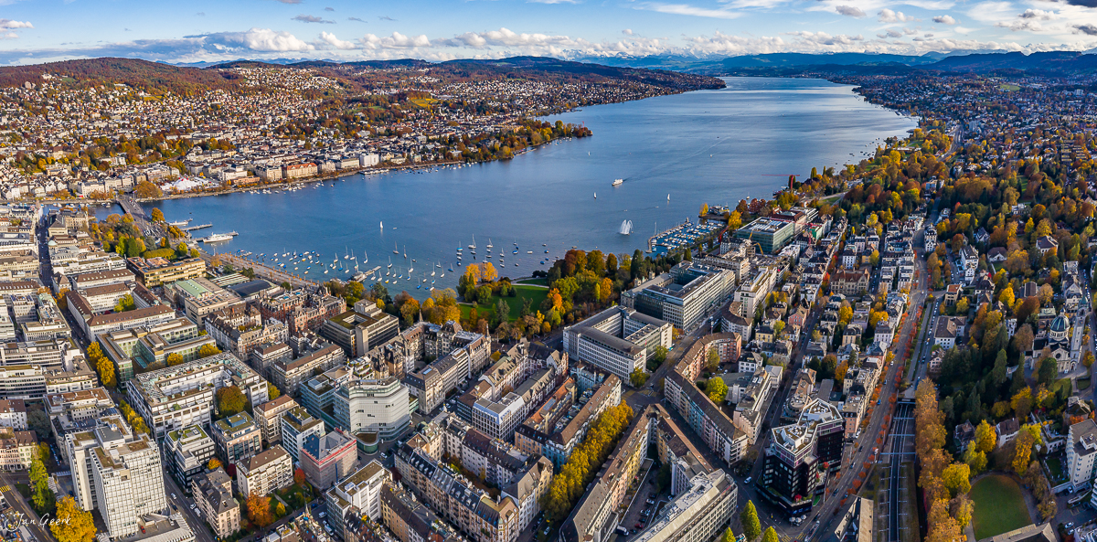 Luftaufnahme Zürichsee mit Herbstfarben, umgeben von Uferbebauung, Bergen im Hintergrund – Jan Geerk Fotograf Basel
