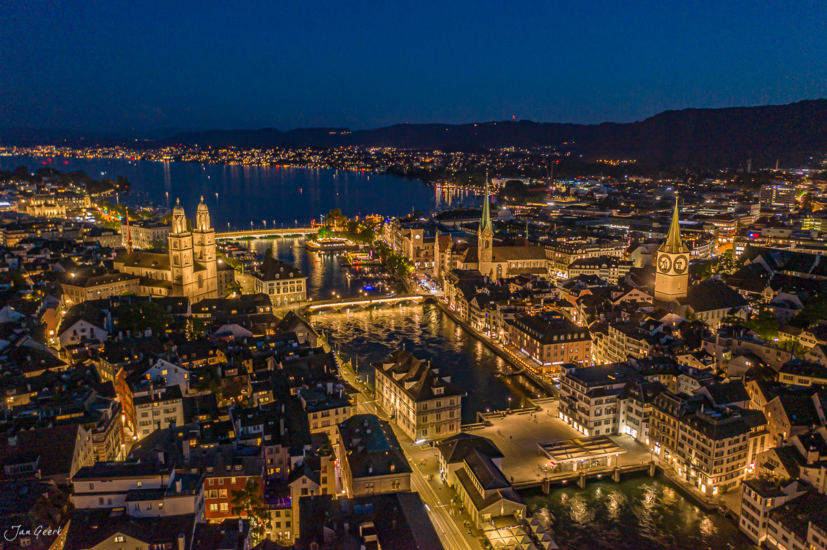 Zürich Altstadt bei Nacht mit Fraumünster und Grossmünster beleuchtet, Limmat und See, Sommer, Schweiz – Jan Geerk Fotograf Basel