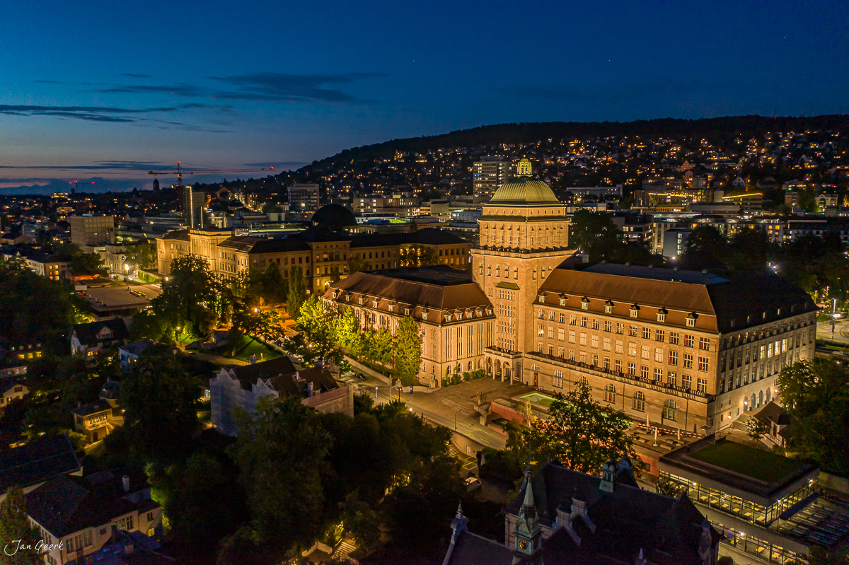Altstadt Zürich Kirche Zürich Nachtaufnahme Altstadt beleuchtet Schweiz Jan Geerk Fotograf Basel