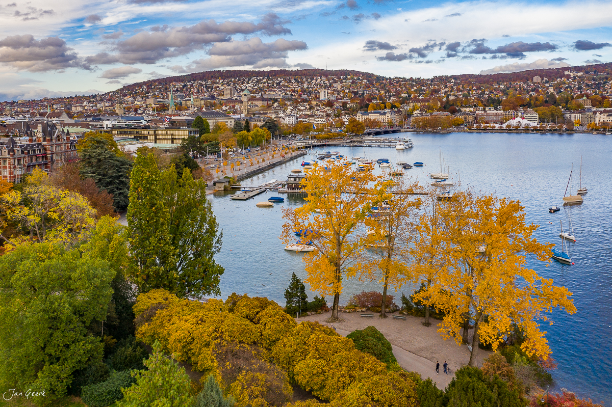 Luftaufnahme Zürichsee mit Herbstlaub, Booten und Stadt im Hintergrund, Herbststimmung in der Schweiz – Jan Geerk Fotograf Basel