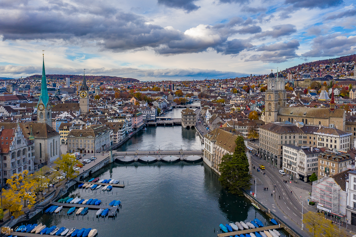 Luftaufnahme Zürich mit Limmat, Kirchen und herbstlichen Farben in der Schweiz – Jan Geerk Fotograf Basel