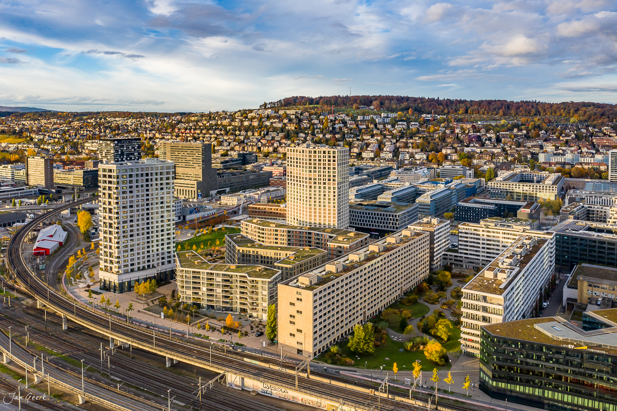 Luftaufnahme Zürich Hochhäuser Herbstlicht urbane Skyline Schweiz Jan Geerk Fotograf Basel