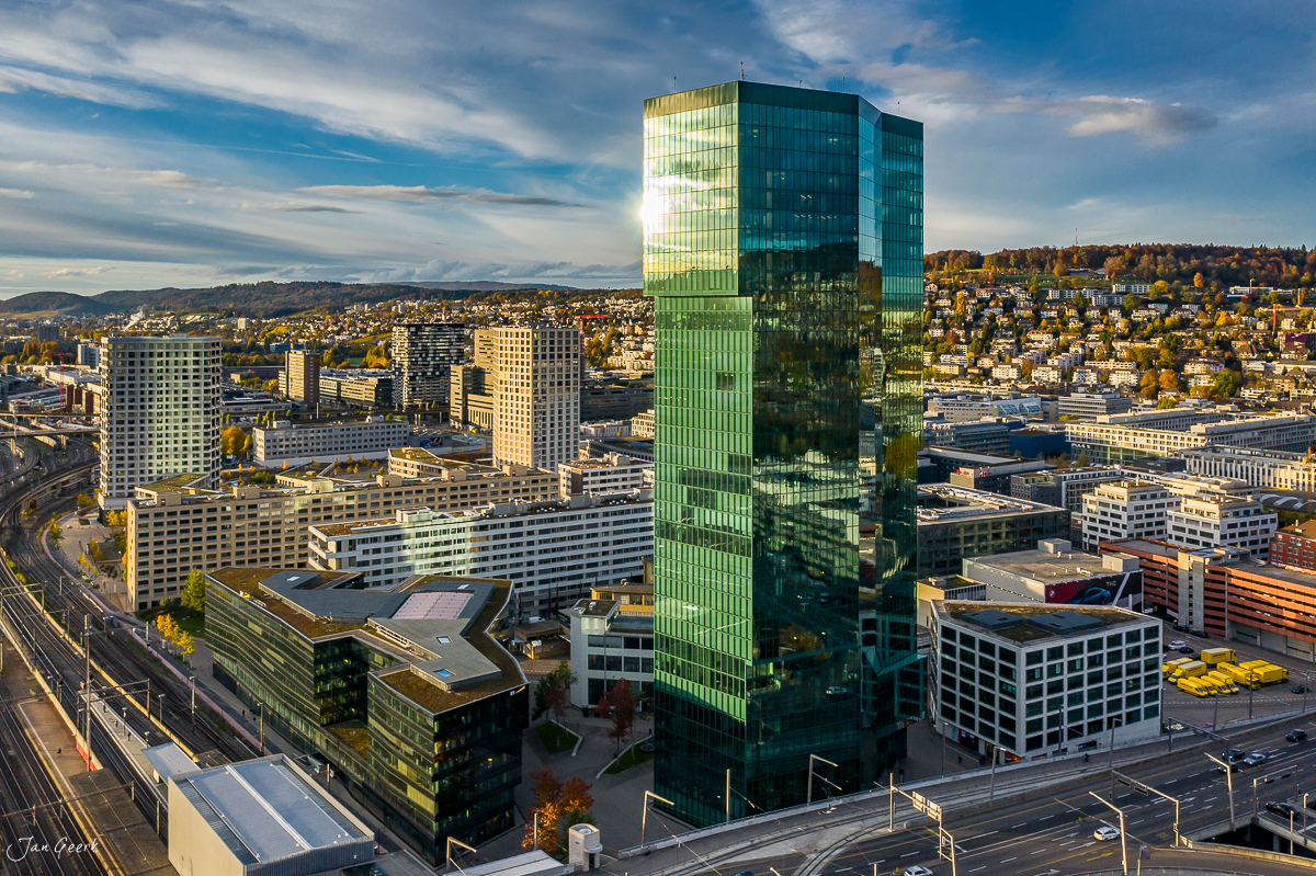 Moderner Turm und Hochhäuser in Zürich Herbstlicht Luftaufnahme Schweiz Jan Geerk Fotograf Basel