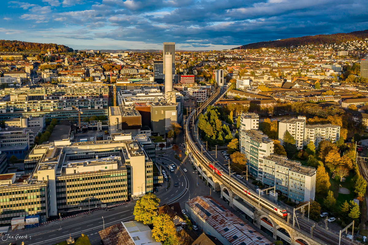 Luftaufnahme Zürich Herbstlicht Hochhäuser Innenstadt Schweiz – Jan Geerk Fotograf Basel