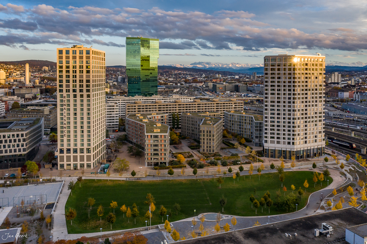 Luftaufnahme moderner Hochhäuser in Zürich bei Herbstlicht mit Alpenblick – Jan Geerk Fotograf Basel Schweiz