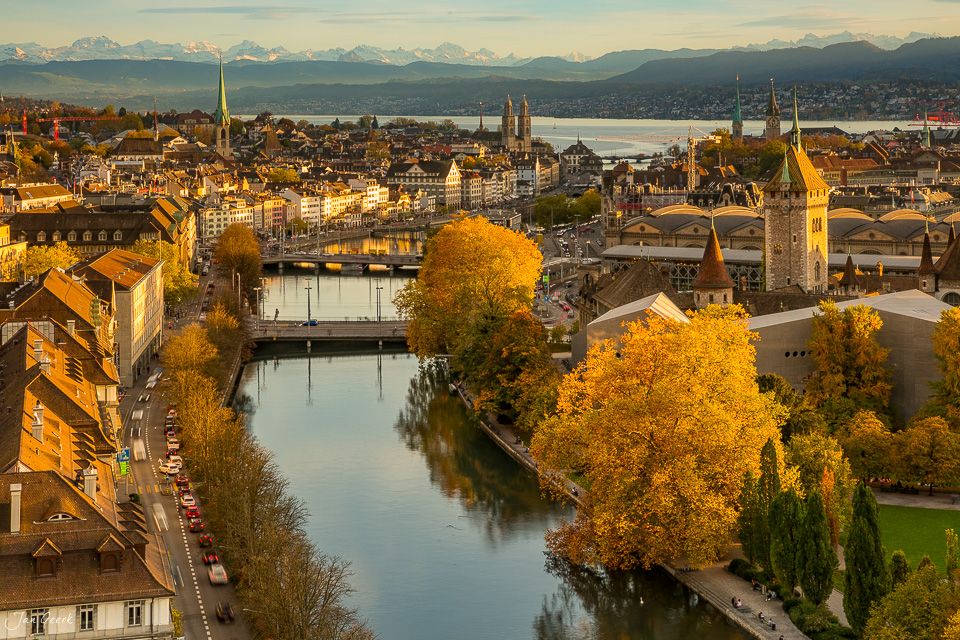 Herbstliche Stadtansicht mit Fluss und Alpenblick in Zürich, Kantlicht, Schweiz – Jan Geerk Fotograf Basel