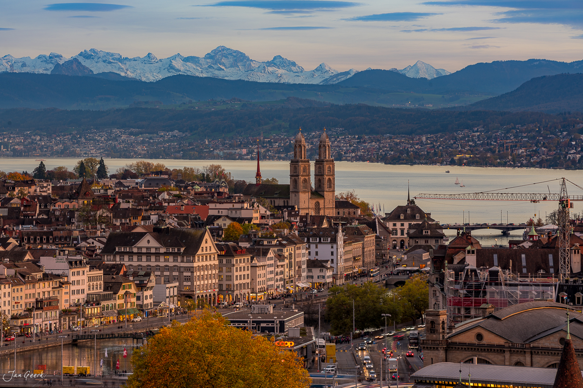 Zürich Cityscape mit Fraumünster und Grossmünster, Alpensicht im Herbst, Limmat und See, Schweiz – Jan Geerk Fotograf Basel