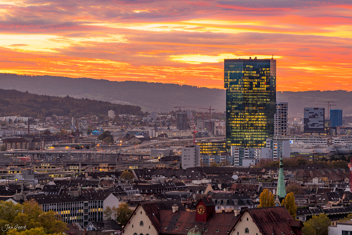 Stadtpanorama Zürich mit Primetower im Herbstsonnenuntergang, Alpenblick im Hintergrund, Schweiz – Jan Geerk Fotograf Basel