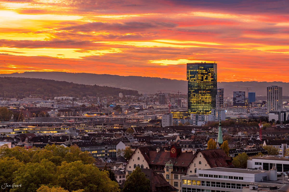 Zürich Skyline bei Sonnenuntergang mit Primetower und Alpenblick, Herbst in der Schweiz – Jan Geerk Fotograf Basel