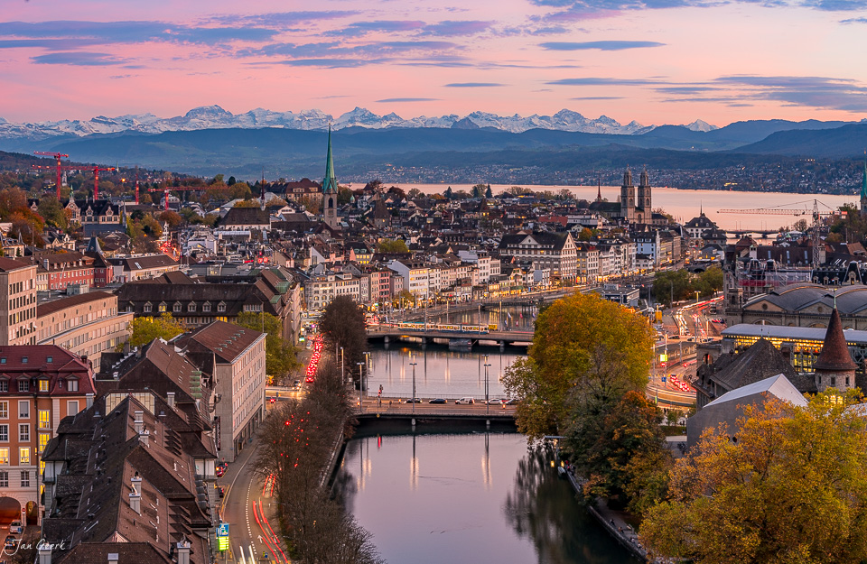 Zürich Herbst Sonnenuntergang mit Alpensicht, Limmat und Fraumünster Kirche – Jan Geerk Fotograf Basel Schweiz