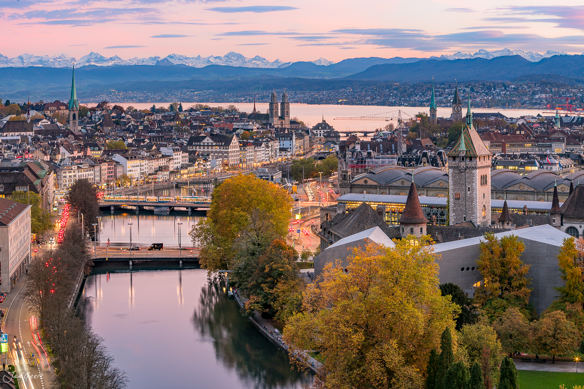 Zürich Stadtpanorama mit Fraumünster und Grossmünster am Herbstabend, Alpenblick, Schweiz – Jan Geerk Fotograf Basel