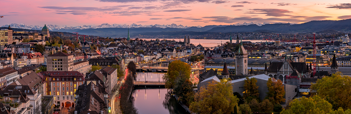 Zürich Panorama mit Fraumünster und Grossmünster bei Sonnenuntergang, Herbst, Schweiz – Jan Geerk Fotograf Basel