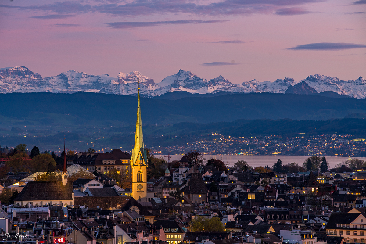 Zürich Herbstsonnenuntergang mit Kirchtürmen und Alpensicht über dem See, Schweiz – Jan Geerk Fotograf Basel