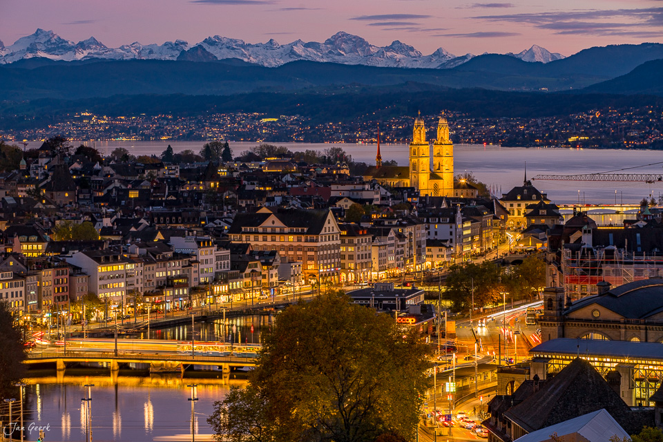 Zürich Altstadt mit Fraumünster und Grossmünster bei Sonnenuntergang, Limmat und Alpenpanorama, Herbst Schweiz – Jan Geerk Fotograf Basel