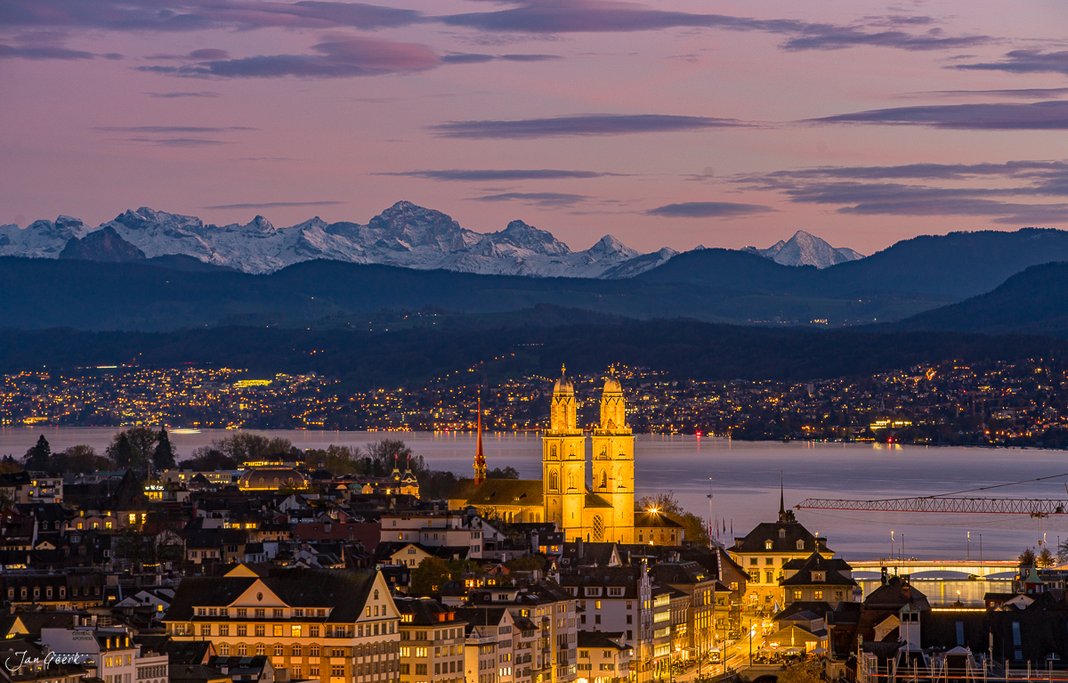Fraumünster mit Grossmünster in Zürich bei Sonnenuntergang, Alpensicht im Herbst, Schweiz – Jan Geerk Fotograf Basel