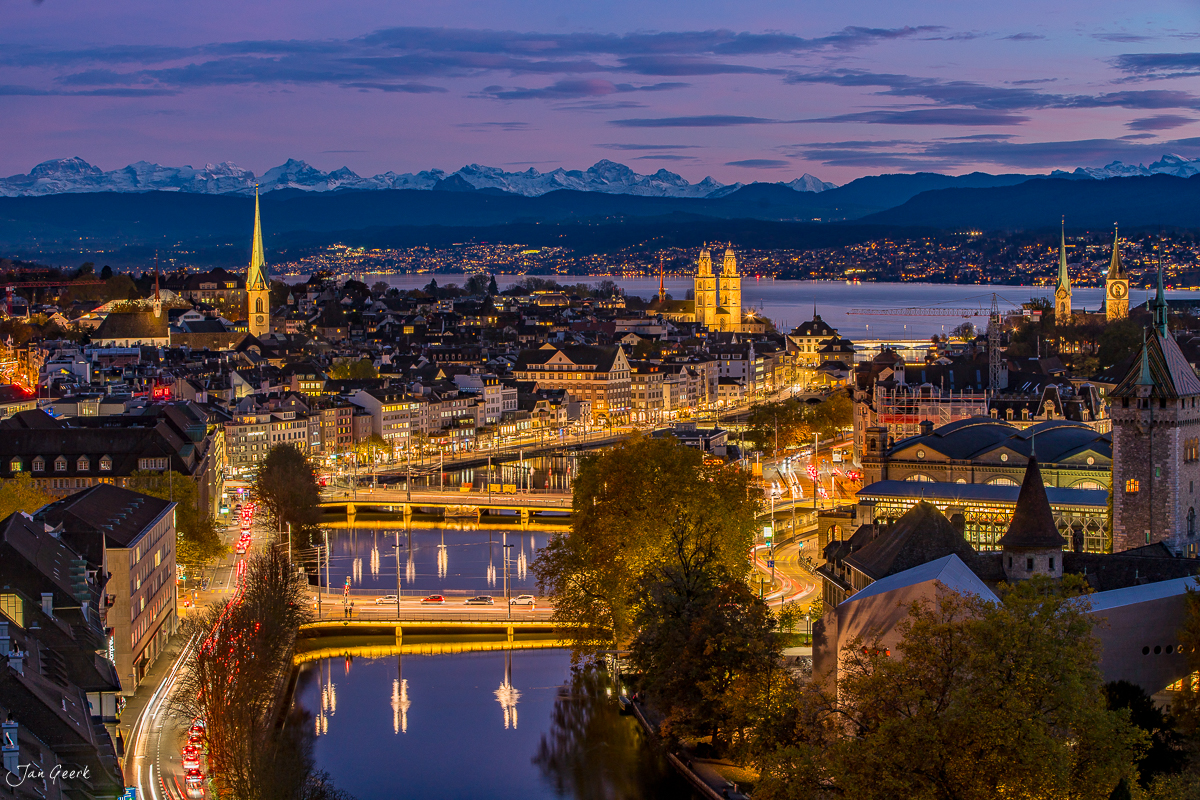 Zürich Altstadt mit Fraumünster und Grossmünster am Limmat bei Sonnenuntergang, Alpensicht im Hintergrund, Herbst, Schweiz – Jan Geerk Fotograf Basel