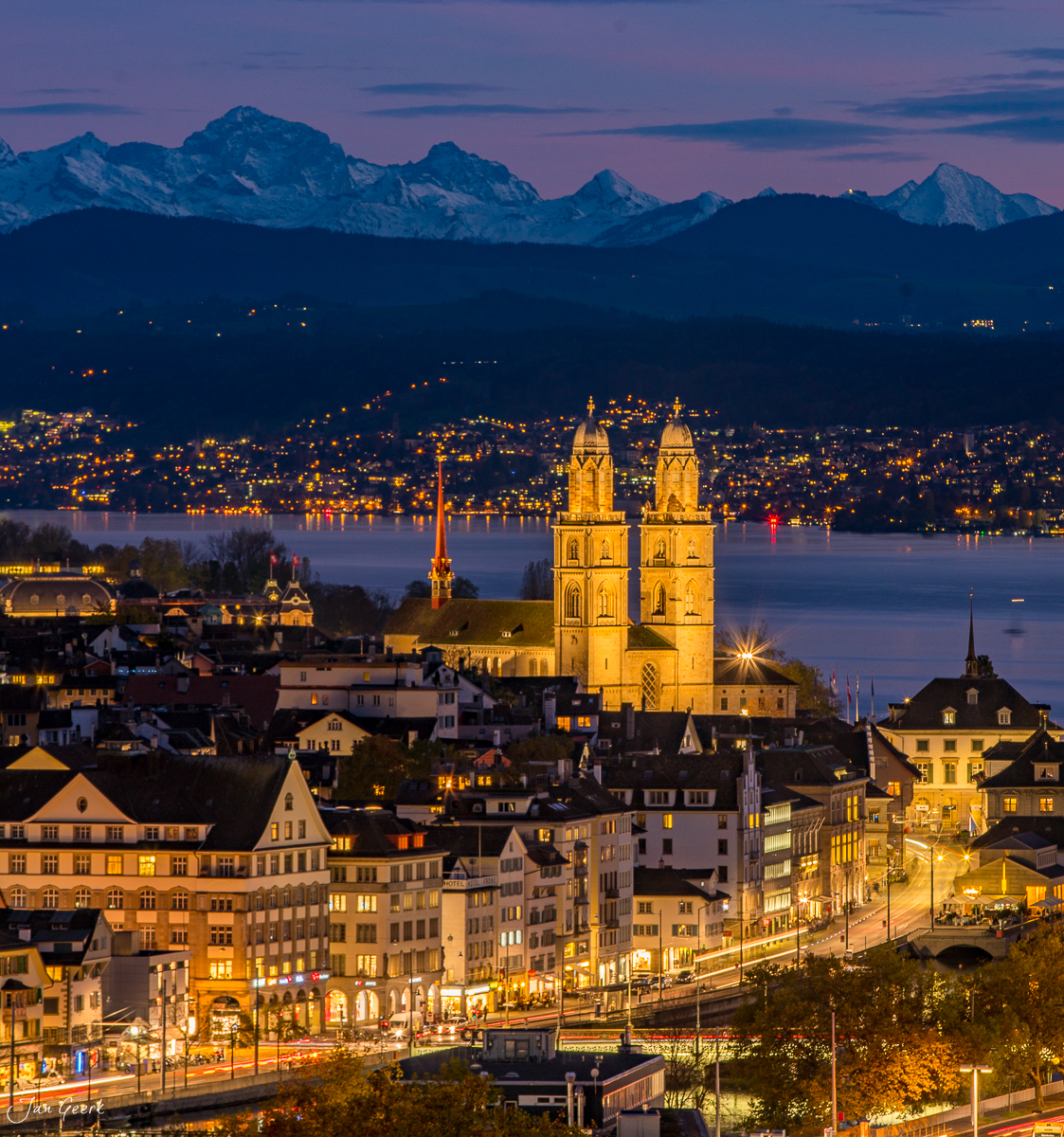 Zürich Stadtpanorama mit Fraumünster und Grossmünster, Limmattal und Alpensicht im Herbstlicht – Jan Geerk Fotograf Basel Schweiz