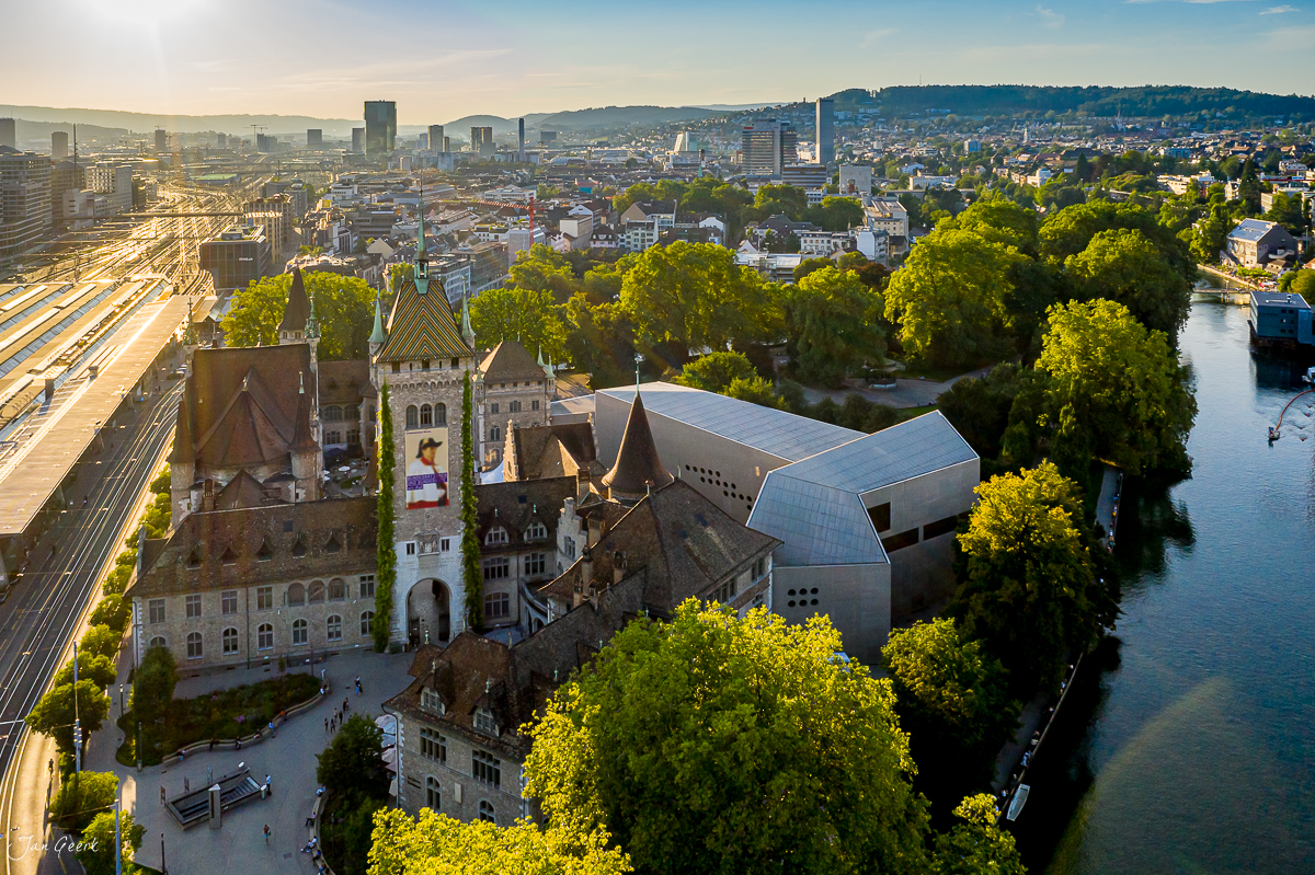 Altstadt Zürich Kirche und Limmat Zürich Altstadt Luftaufnahme Sommer Schweiz Jan Geerk Fotograf Basel