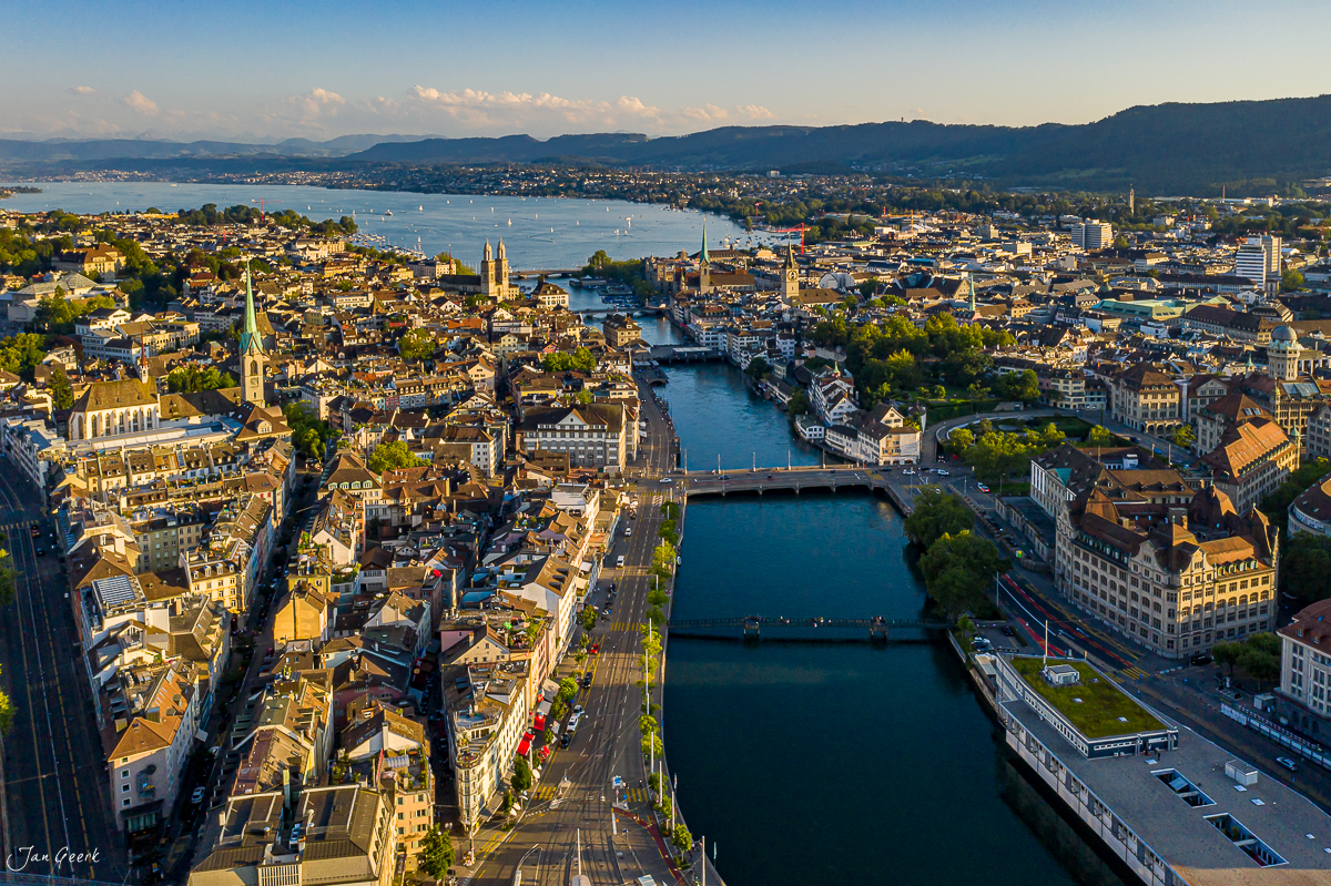 Zürich Altstadt mit Fraumünster und Grossmünster, Limmat und See, Sommerluft, Luftaufnahme Schweiz – Jan Geerk Fotograf Basel