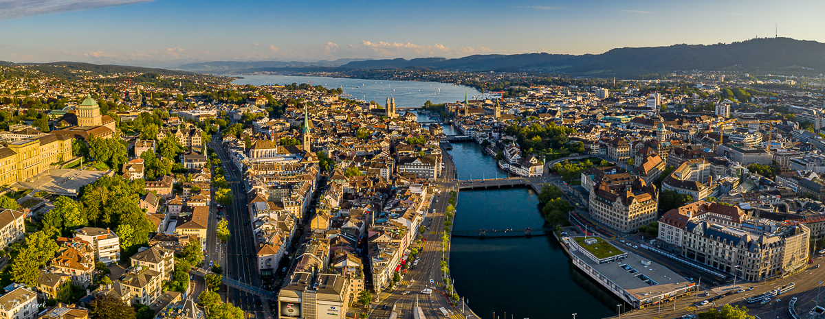 Luftaufnahme Zürich mit Fraumünster und Grossmünster bei Sonnenschein, Sommer, Schweiz – Jan Geerk Fotograf Basel