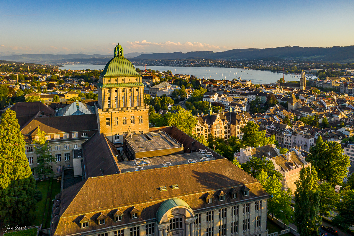 Luftaufnahme Altstadt Zürich mit ETH und Universität Zürich, Sommerlicht Kantlicht Schweiz – Jan Geerk Fotograf Basel