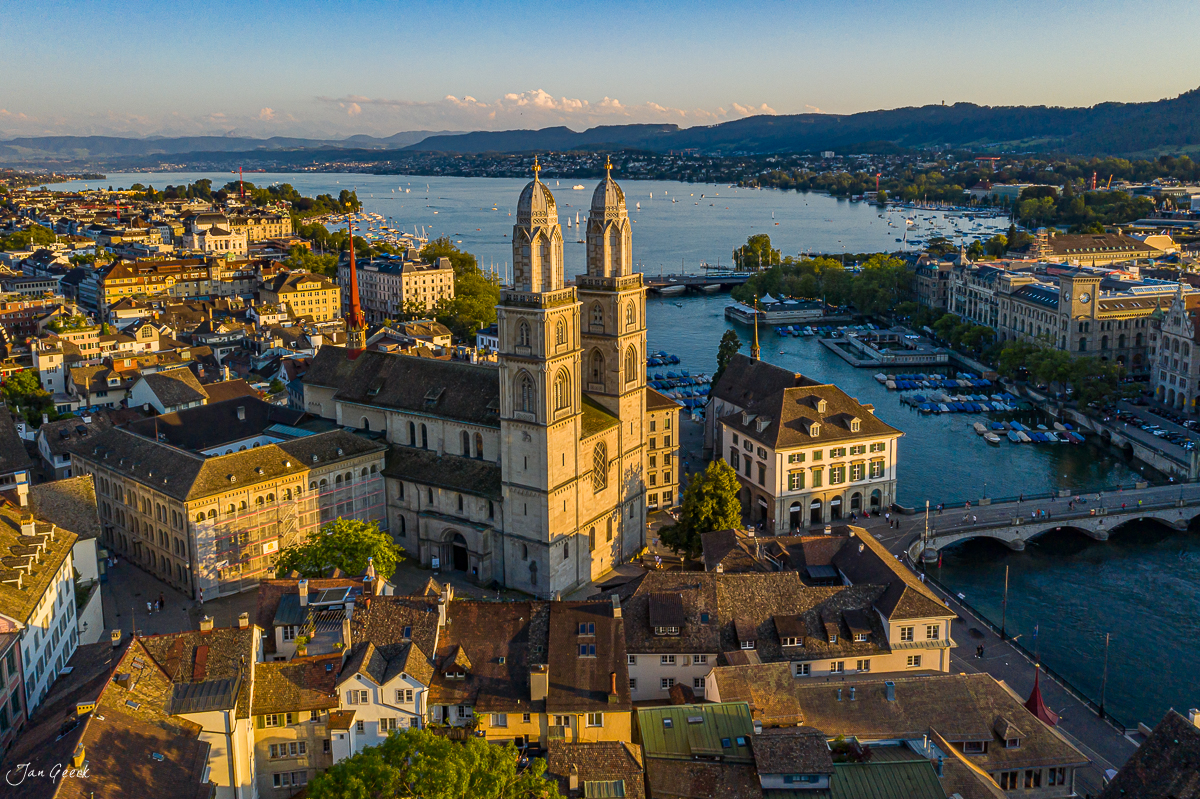 Altstadt Zürich mit Grossmünster Sommerlicht Drohnenaufnahme Schweiz Jan Geerk Fotograf Basel