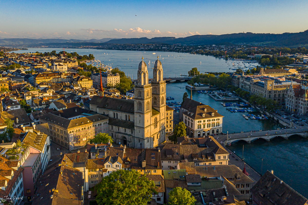 Altstadt Zürich mit Grossmünster Sommerlicht Luftaufnahme Schweiz Jan Geerk Fotograf Basel