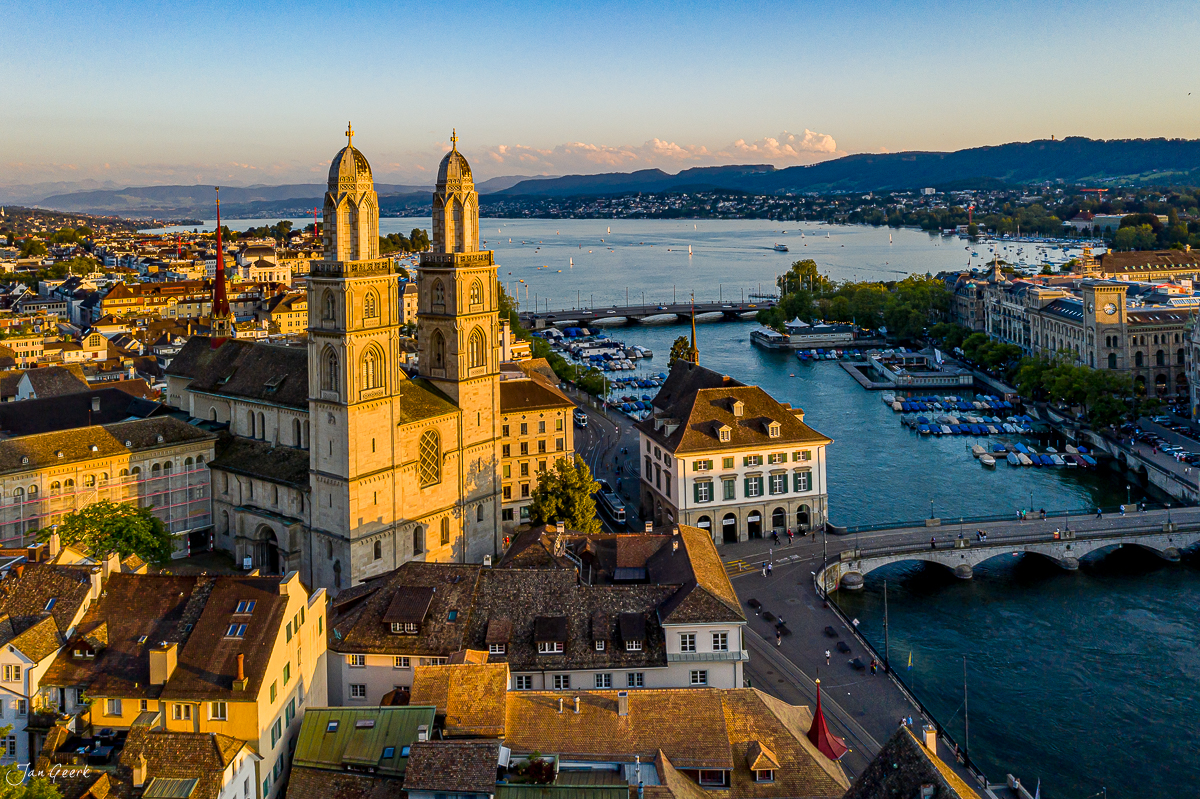 Altstadt Zürich Kirche mit Grossmünster Zürich Altstadt Luftaufnahme Sommerlicht Schweiz Jan Geerk Fotograf Basel