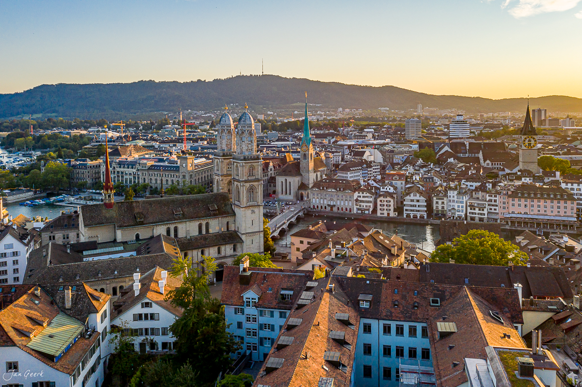 Zürich Altstadt mit Fraumünster und Grossmünster bei Sommerlicht, Limmat und Uni, Schweiz – Jan Geerk Fotograf Basel